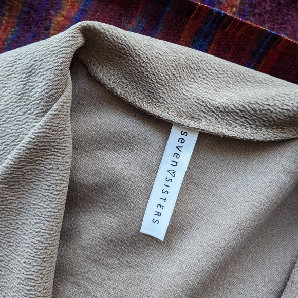 Seven Sisters Waterfall Beige Vest - Picture 2 of 3